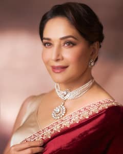 Madhuri Dixit Photo: લગ્નની સીઝન માટે પરફેક્ટ છે માધુરી દીક્ષિતની આ વાઇન રેડ વેલ્વેટ સાડી