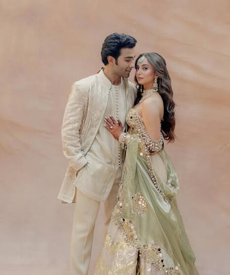 आदर जैन और आलेखा आडवाणी का मेहंदी फंक्शन खूब मस्ती से भरा रहा. इस दौरान पूरी कपूर फैमिली आदर और आलेखा की खुशियों में शामि हुई.