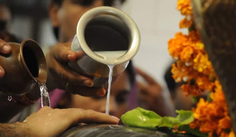 festivals when should jalabhishek and rudrabhishek be done on mahashivratri know time  મહાશિવરાત્રિના દિવસે ક્યારે કરવો જોઈએ જળાભિષેક અને રુદ્રાભિષેક, જાણો શુભ સમય 
