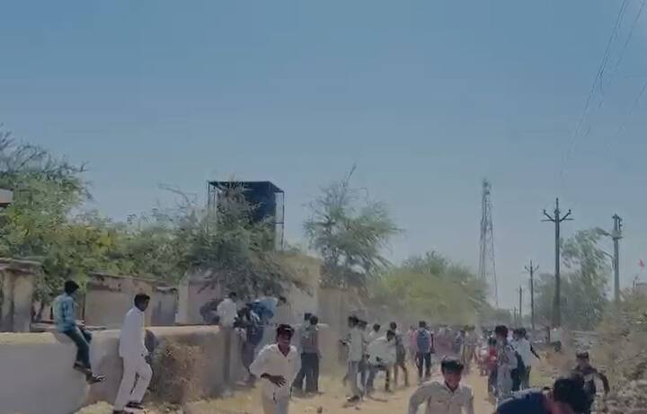 आज दहावीचा मराठीचा पेपर होता. या मराठीच्या पहिल्याच पेपरला केंद्राबाहेर कॉपी पुरवण्यासाठी गर्दी आणि हुल्लडबाजी पाहायला मिळाली.