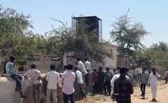 विद्यार्थ्यांना कॉपी पुरवण्यासाठी गर्दी, जालन्यात परीक्षा केंद्राबाहेर तरुणांची हुल्लडबाजी