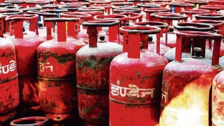 क्या आपको पता है भारत में सिलेंडर के लिए सरकार की ओर से एक लिमिट तय की गई है. अब आप सोच रहे होंगे लिमिट कैसी? तो आपको बता दें पेट्रोलियम कंपनियों की ओर से 1 साल में एक गैस कनेक्शन पर 12 सिलेंडर दिए जाते हैं.