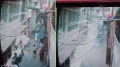 Kurla Building Collapse: कुर्ल्यात दुमजली घर पत्त्यांच्या बंगल्यासारखं कोसळलं! गल्लीत उभे असणारे ढिगाऱ्याखाली गाडले, CCTV व्हिडिओ व्हायरल