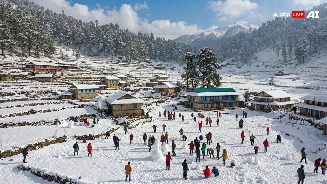 धनोल्टी, चकराता और बुरांशखंडा में बर्फबारी का लुफ्त उठा रहे हैं पर्यटक, सफेद चादर में लिपटे पहाड़ Uttarakhand Tourists are enjoying snowfall in Dhanolti Chakrata and Buranshkhanda ANN धनोल्टी, चकराता और बुरांशखंडा में बर्फबारी का लुफ्त उठा रहे हैं पर्यटक, सफेद चादर में लिपटे पहाड़