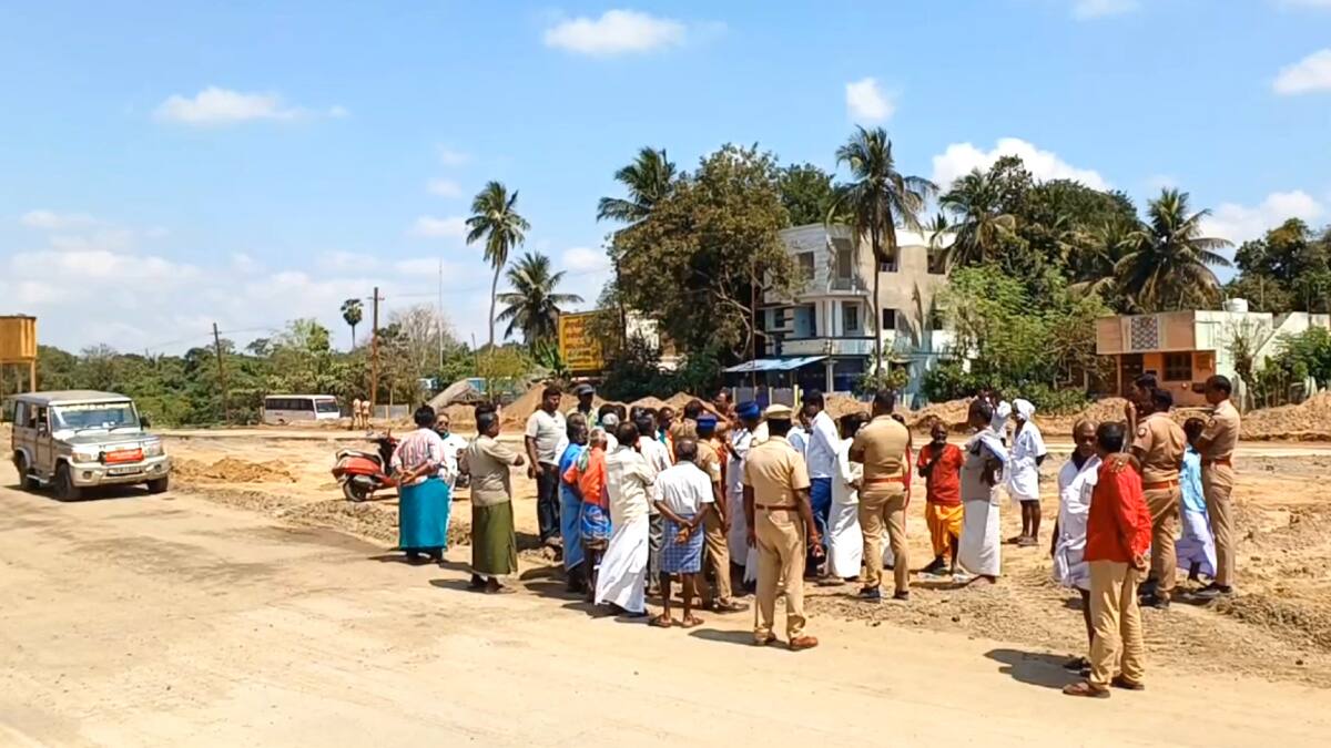 பசியால் துடிப்பவர்களுக்கும், புளித்த ஏப்பத்தால் துடிப்பவர்களுக்கும் வித்தியாசம் உள்ளது... லெப்ட் ரைட் வாங்கிய காவல் ஆய்வாளர்