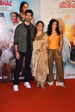 Kaushaljis vs Kaushal की स्क्रीनिंग में ईशा तलवार का दिखा ग्लैमर अवतार, रोहित शेट्टी समेत ये स्टार्स भी हुए शामिल