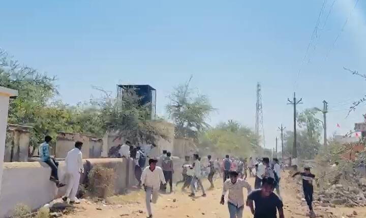 आजपासून दहावीची परीक्षा सुरु झाली आहे. या पहिल्याच दिवशी मोठ्या प्रमाणात विद्यार्थ्यांना कॉपी पुरवण्याचे प्रकरा दिसून आले.