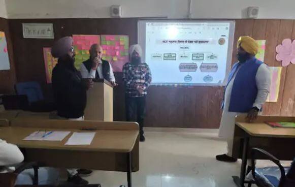 Politics heated up over Sisodias visit to Punjab schools 'ਦਿੱਲੀ ਦੇ ਰੱਦ ਕੀਤੇ ਮਾਡਲ ਨੂੰ ਪੰਜਾਬ 'ਚ ਲਾਗੂ ਕਰਨ ਦੀ ਕੋਸ਼ਿਸ਼, ਬੈਂਸ ਤੋਂ ਅਸਤੀਫਾ ਲੈ ਕੇ ਸਿਸੋਦੀਆ ਨੂੰ ਸਿੱਖਿਆ ਮੰਤਰੀ ਬਣਾਉਣ ਦੀ ਮੰਗ'