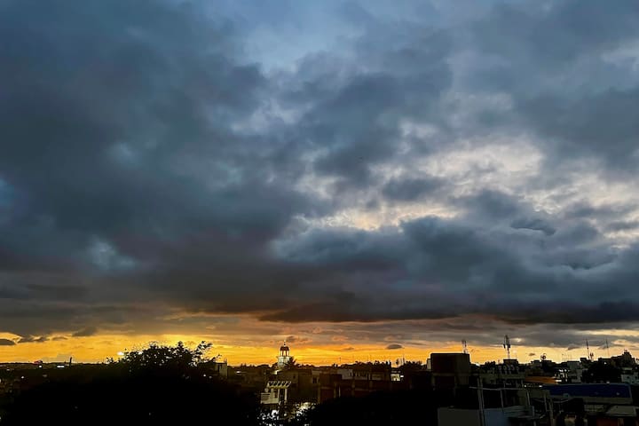 কলকাতায় হালকা কুয়াশা ও আংশিক মেঘলা আকাশ। বিকেলে মেঘলা আকাশের সম্ভাবনা। সন্ধ্যে বা রাতের দিকে বজ্রবিদ্যুৎসহ ঝড়-বৃষ্টির সম্ভাবনা। মেঘলা আকাশে দিনের তাপমাত্রা একই থাকলেও রাতের তাপমাত্রা বাড়লো ২ ডিগ্রি সেলসিয়াস। ছবি সূত্র- পিটিআই