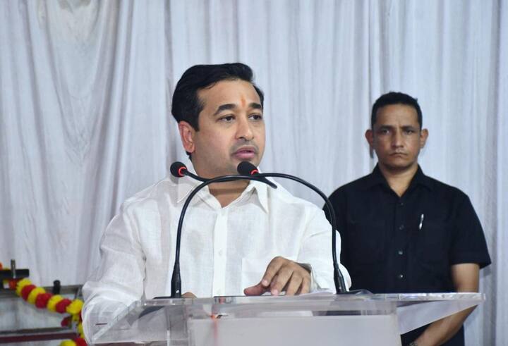 देशात राहुल गांधी जसं भाजप वाढवत आहेत तसंच आदित्य ठाकरे महाराष्ट्रात राहुल गांधींची भूमिका पार पाडत आहेत, असं नितेश राणे म्हणाले.  आदित्य ठाकरे म्हणजे महाराष्ट्र व्हर्जन ऑफ पप्पू असल्याची टीका देखील नितेश राणेंनी केली.