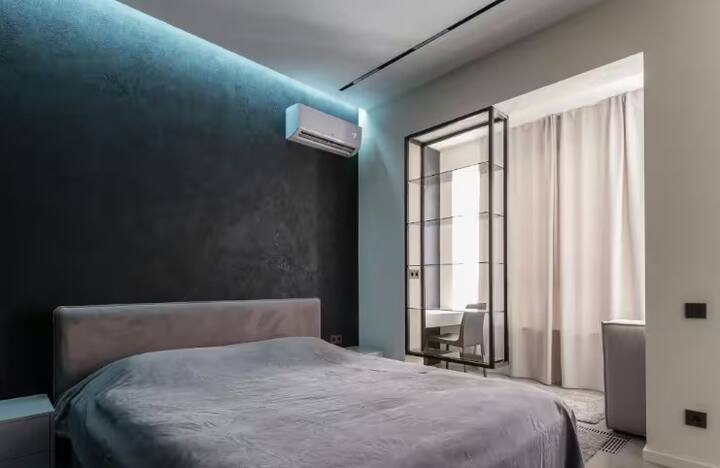 તમારા રૂમનું કદ નક્કી કરે છે કે તમારે કેટલા ટન AC ખરીદવું જોઈએ. જો રૂમ ઘણો મોટો હોય અથવા તેમાં વધુ લોકો રહેતા હોય તો વધુ ટનનું એસી ખરીદવું ફાયદાકારક રહેશે.