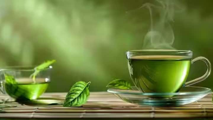 পাশাপাশি গ্রীন টি আরও একটি সমস্যা তৈরি করে। মূলত গ্রীন টি ক্যাফিন থাকে। যা আমাদের অ্যাড্রিনালিন গ্ল্যান্ডকে উদ্দীপিত করে।