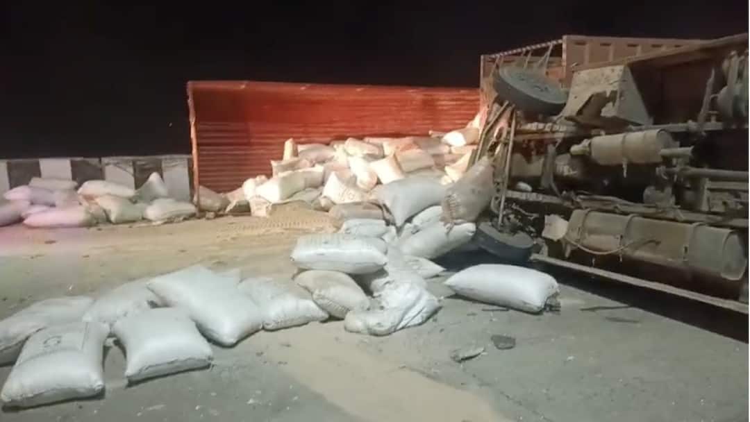 Mau road accident mini bus full of devotees going to Maha Kumbh collides with truck मऊ में भीषण सड़क हादसा, महाकुंभ जा रही श्रद्धालुओं से भरी मिनी बस की ट्रक से टक्कर, 40 घायल