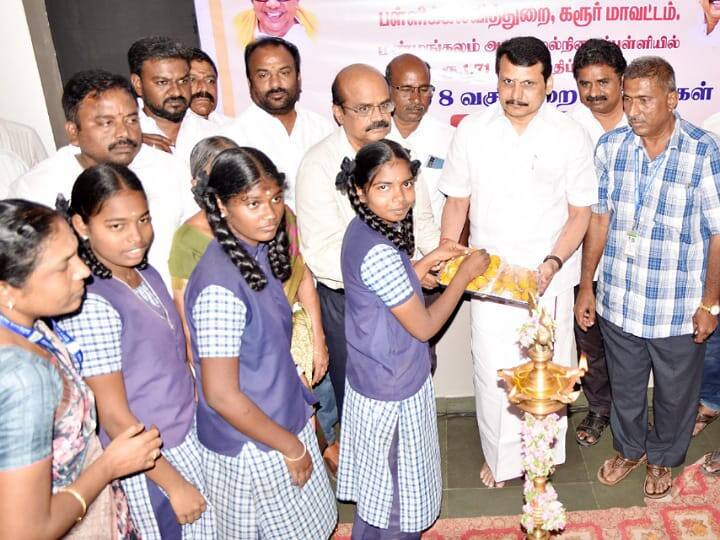 கரூரில் புதிய பள்ளி கட்டடத்தை திறந்து வைத்த முதலமைச்சர்; குத்து விளக்கு ஏற்றி வைத்த அமைச்சர்