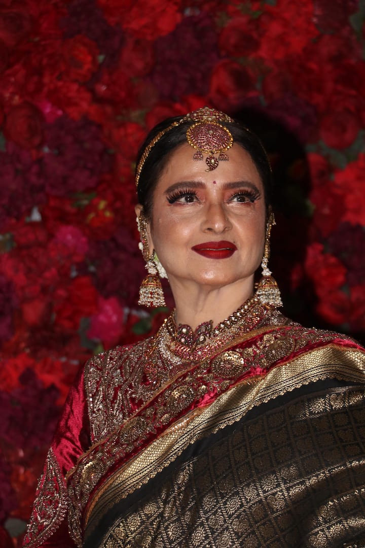 रेखा ने शादी के लिए जरी वाली गोल्डन साड़ी पहनी थी. ये साड़ी एक्ट्रेस ने एक हैवी मरून ब्लाउज के साथ कैरी की. माथा पट्टी, बड़े झुमके और नेकपीस पहनकर एक्ट्रेस ने अपना लुक पूरा किया.