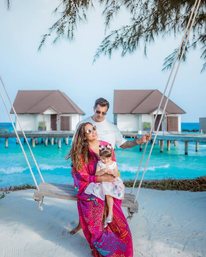 करण ने साल 2016 में बिपाशा बसु से शादी की थी. उस वक्त बिपाशा का नाम टॉप एक्ट्रेस की लिस्ट में शुमार था. लेकिन शादी के बाद वो एक्टिंग से दूर हो गई. आज ये कपल एक बेटी देवी के पेरेंट्स हैं. रिपोर्ट्स की मानें तो एक्टर आज करीब 224 करोड़ की संपत्ति के मालिक हैं.