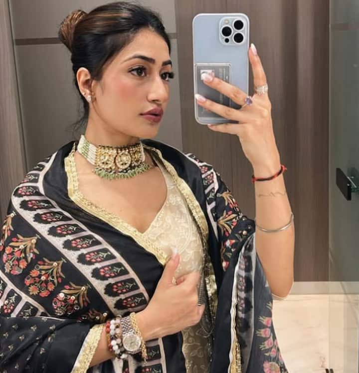 धनश्री ने चहल के नाम को अपने नाम से बहुत पहले ही समाप्त कर दिया था। लेकिन इसने अभी तक सोशल नेटवर्क की तस्वीरों को हटा नहीं दिया है। जबकि चहल ने कई तस्वीरें हटा दी हैं।