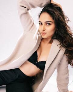 Kayadu Lohar: ప్రదీప్ రంగనాథన్ 'రిటర్న్ ఆఫ్ ది డ్రాగన్' హీరోయిన్ కయాదు లోహర్ ఫోటోలు - గ్లామర్ స్పెషల్