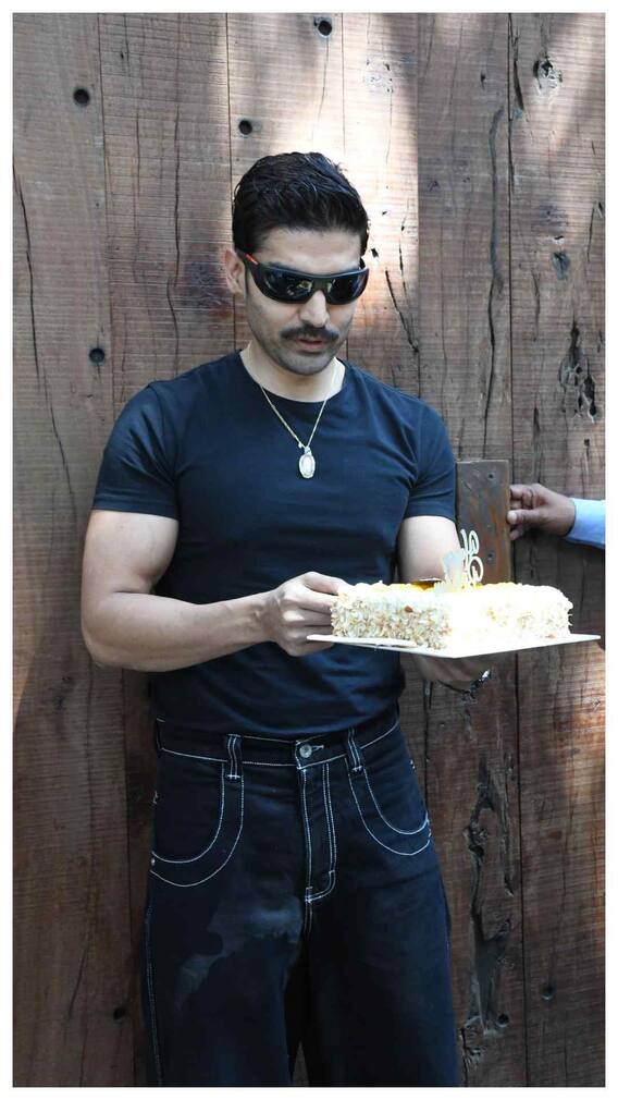 टीवी के 'राम' ने बर्थडे पर गार्ड को लगाया गले, पैप्स संग काटा केक