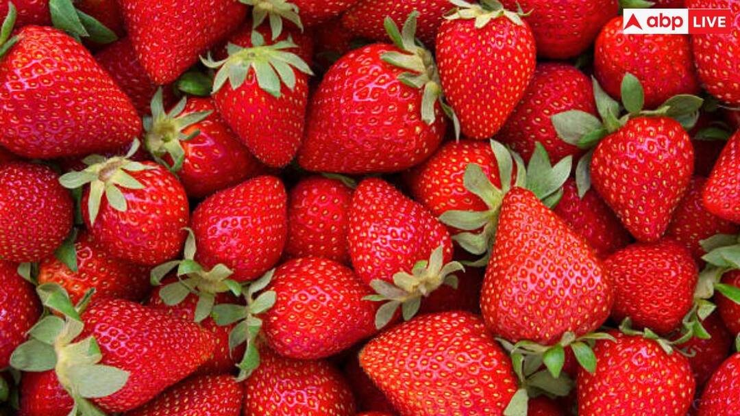 some easy recipes that will give you the chance to enjoy strawberries all year long स्ट्रॉबेरी का सीजन ऑफ होने वाला है, इस हेल्दी फ्रूट्स को इस खास तरीके से कर सकते हैं स्टोर