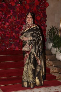 Adar Jain Wedding: रेखा के सामने फीकी पड़ी सुहाना-अनन्या की खूबसूरती, आदर जैन की शादी में यूं सजधज कर पहुंचीं एक्ट्रेस