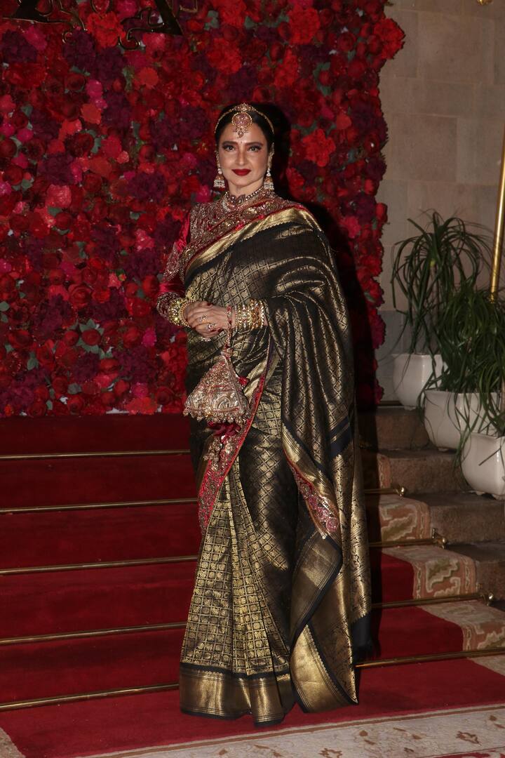 वहीं शादी की सारी लाइमलाइट 70 साल की खूबसूरत और एवरग्रीन एक्ट्रेस रेखा ने लूट ली. एक्ट्रेस ट्रेडिशनल लुक में सबको मात देती नजर आई.