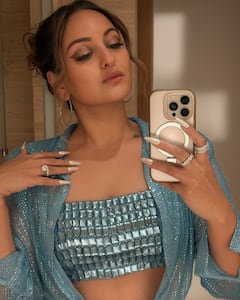 Sonakshi Sinha Photo: બ્લૂ થાઈ હાઈ સ્લિટ ડ્રેસમાં સોનાક્ષી સિન્હાનો ગ્લેમરસ અવતાર