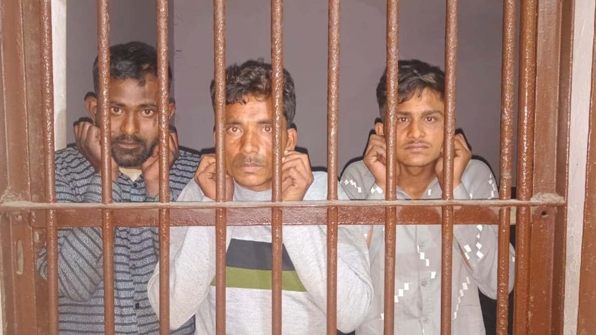 छात्राओं से छेड़छाड़ करने वाले 3 आरोपियों को पुलिस ने सिखाया सबक, मांगने लगे माफी