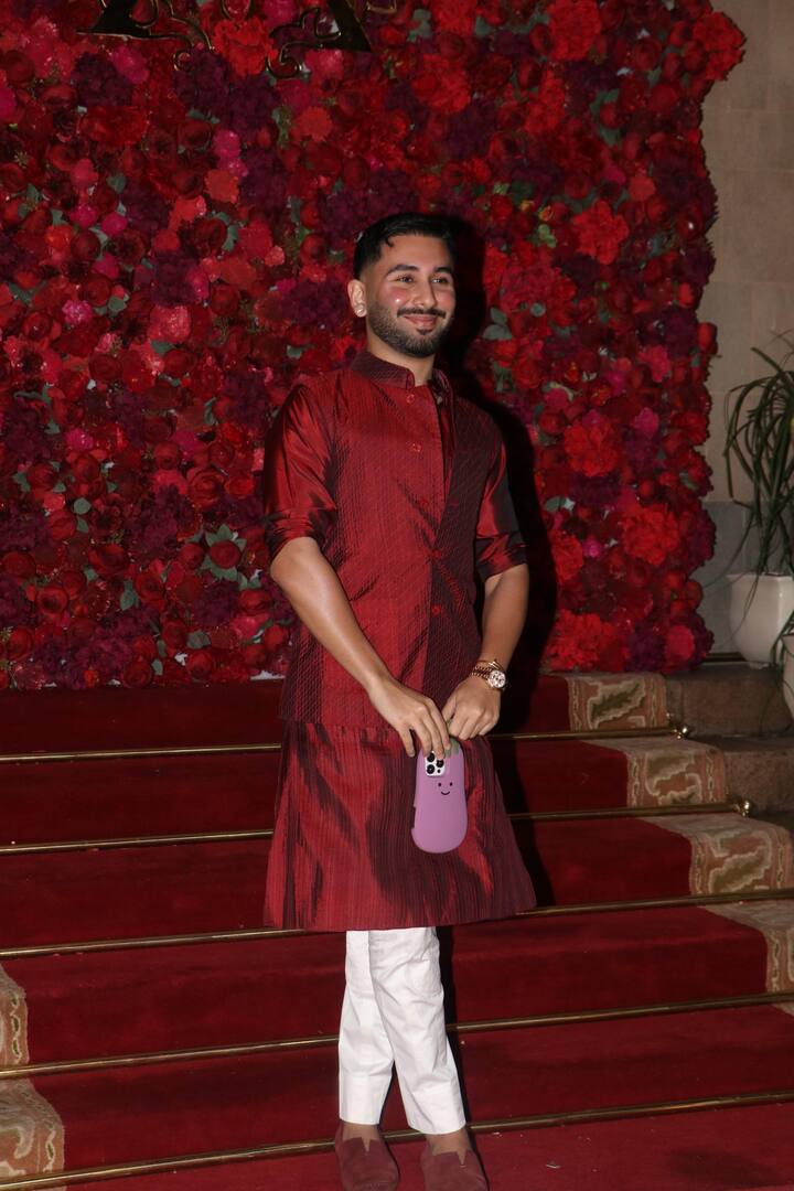 इस ग्रैंड वेडिंग में सेलेब्स के चेहेते ओरी ने भी शिरकत की. जो मैरून कुर्ते में नजर आए. उन्होंने पैपराजी को कई सारे पोज भी दिए.