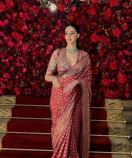 एक्ट्रेस अनन्या पांडे भी अलेखा और आदर की शादी में ट्रेडिशनल लुक में पहुंची. एक्ट्रेस रेड कलर की हैवी साड़ी पहनी.