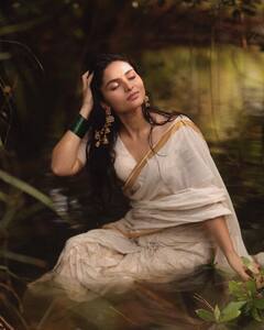 Kayadu Lohar: ప్రదీప్ రంగనాథన్ 'రిటర్న్ ఆఫ్ ది డ్రాగన్' హీరోయిన్ కయాదు లోహర్ ఫోటోలు - గ్లామర్ స్పెషల్