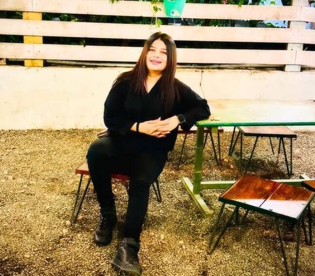 રાજકોટ: રાજકોટમાંથી ચોંકાવનારા સમાચાર સામે આવ્યા છે. અહીં ઇન્સ્ટાગ્રામ ક્વિન તરીકે જાણીતી ‘તોફાની રાધા’એ આત્મહત્યા કરી લીધી છે. રાધિકા ધામેચા ઈન્સ્ટાગ્રામ પર તોફાની રાધા તરીકે જાણીતી છે.