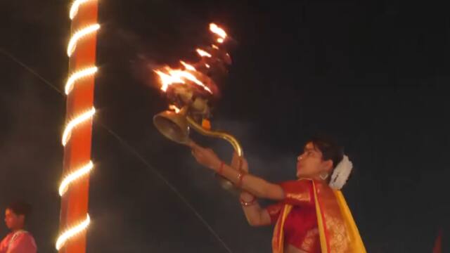 UP Women Perform special aarti at Maha Kumbh 2025 for india Victory in india  pakistan match | भारत-पाकिस्तान मैच से पहले महाकुंभ में की गई विशेष आरती,  टीम इंडिया की जीत के