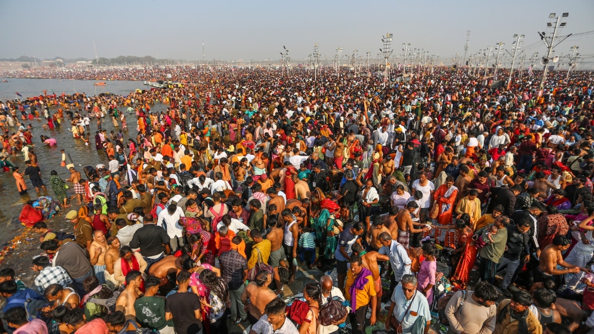 Maha Kumbh 2025: संगम तट पर उमड़ा आस्था का सैलाब, कई घंटे पैदल चलकर पहुंच रहे श्रद्धालु