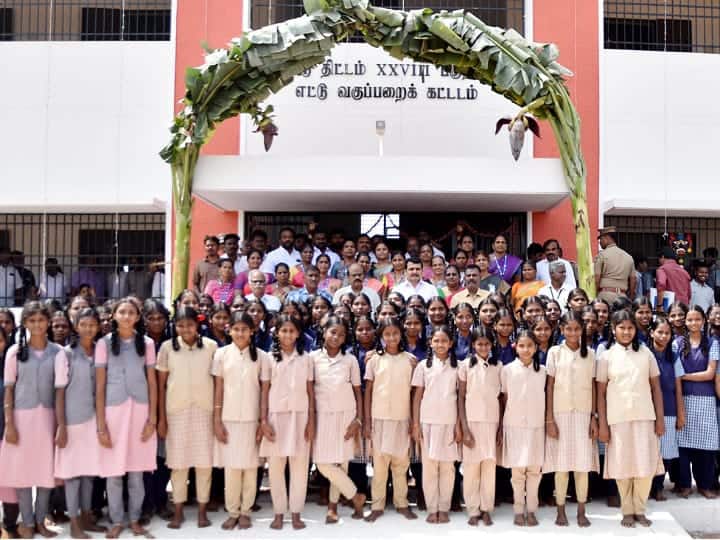 கரூரில் புதிய பள்ளி கட்டடத்தை திறந்து வைத்த முதலமைச்சர்; குத்து விளக்கு ஏற்றி வைத்த அமைச்சர்