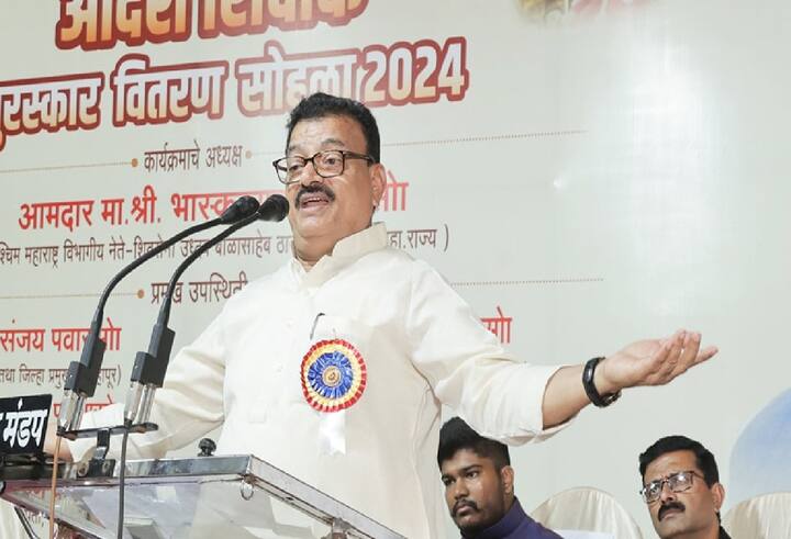 भास्कर जाधव यांची तिथून इनिंग संपलेली आहे. आजूबाजूच्या सतरंज्या, मोबाईल वैगरे उचलणं एवढंच काम आतां भास्कर जाधव यांना राहिलेलं आहे, असं नितेश राणे म्हणाले.