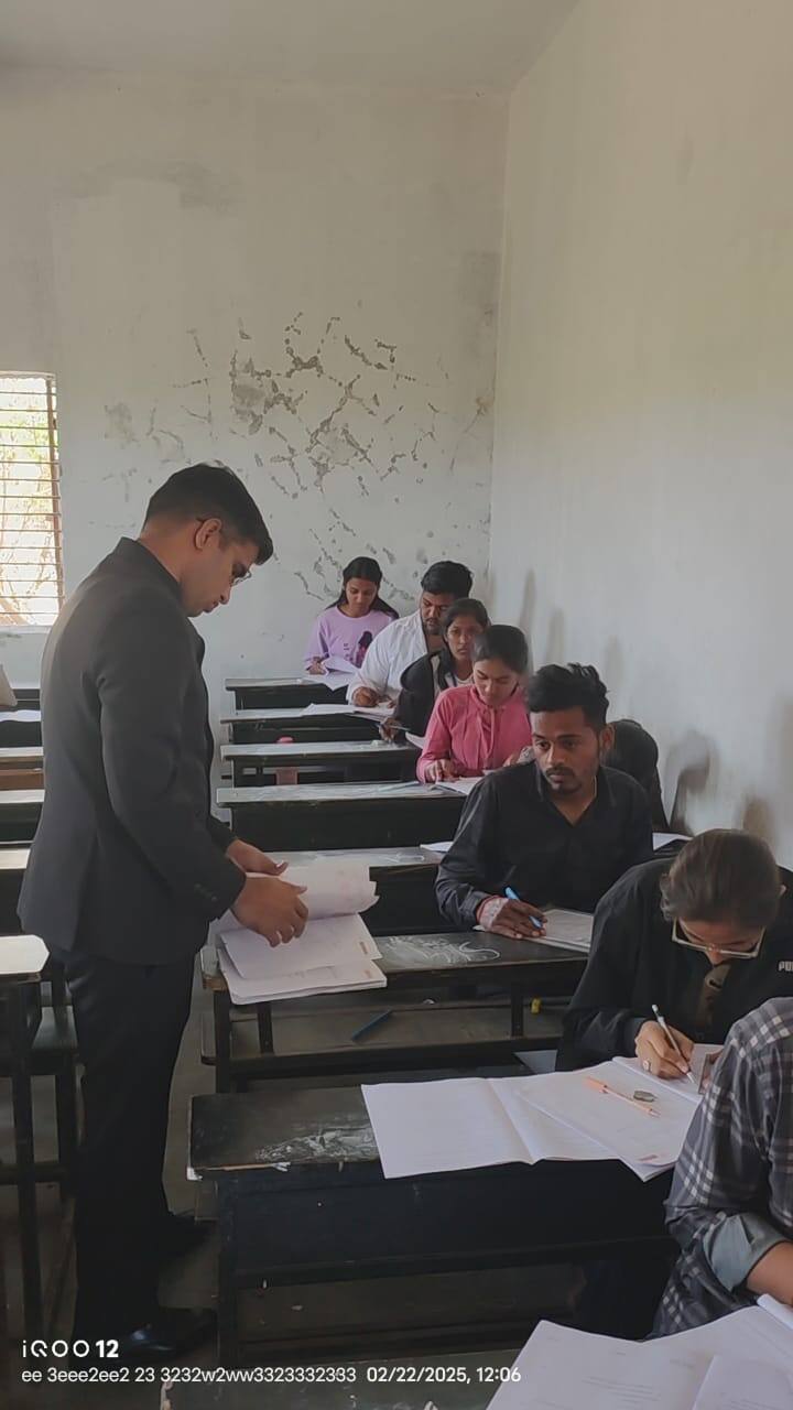 12वी चा आज गणिताचा पेपर होता. त्यावेळी हा सगळा प्रकार सुरू होता. या सर्व कॉप्या अधिकारी विकास मीना यांच्या पथकाने जप्त केल्या आहेत.
