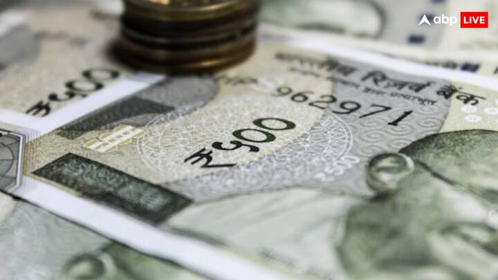 नकली नोट रखना और उसको किसी को देना दोनों ही गैरकानूनी है. इसे आईपीसी की धारा 489 अ से 489 ई में दंडनीय अपराध माना जाता है. इस जुर्म में आरोपी को आजीवन कारावास और जुर्माना दोनों की सजा हो सकती है.