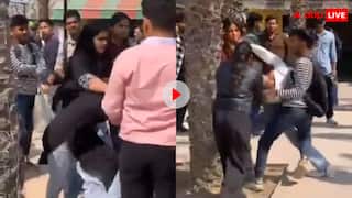 कॉलेज में लड़ पड़ीं पापा की परियां! एक-दूसरे पर जमकर बरसाए थप्पड़, नोच डाले बाल, देखें वीडियो