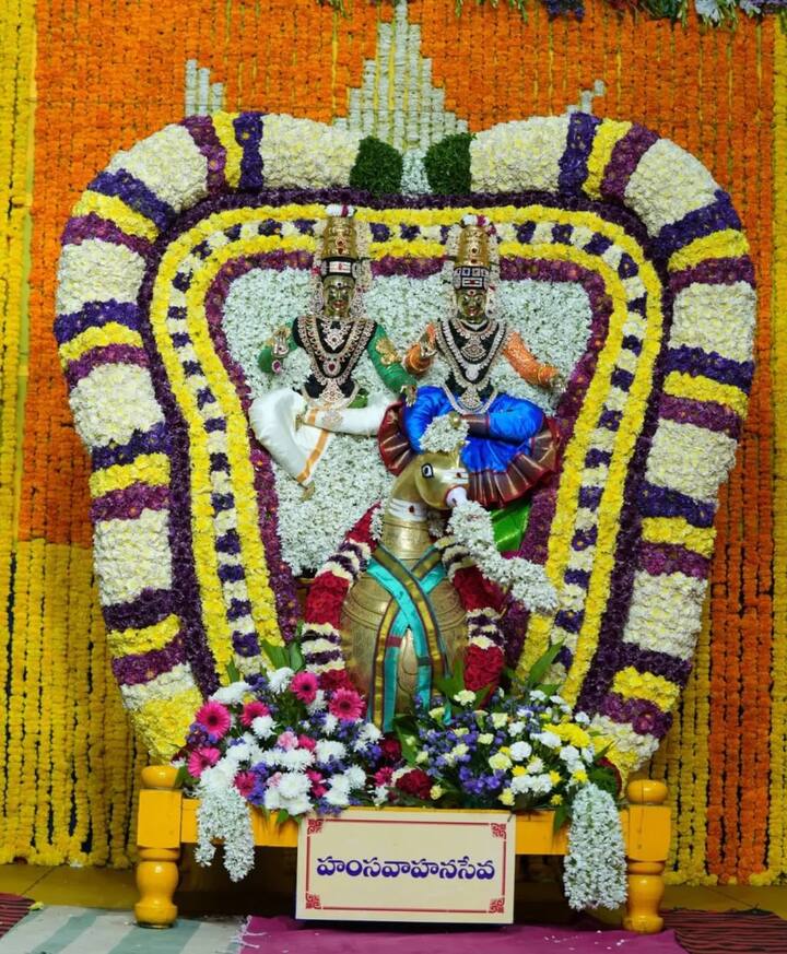 మంగళవాయిద్యాలు, కళాకారుల నృత్యాల నడుమ పురవీధుల్లో గ్రామోత్సవం ఘనంగా నిర్వహించారు