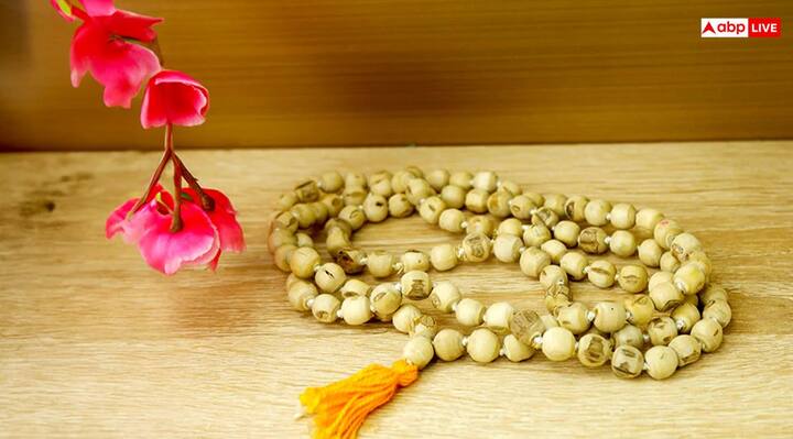 Before chanting, purify the garland with Ganga water. After chanting the mantra, touch the rosary of Tulsi with your forehead with respect and then keep the garland in the gomukhi in a clean place.