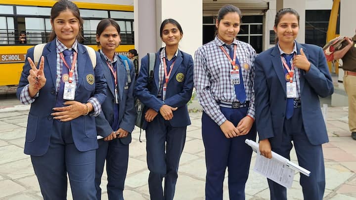 उत्तर प्रदेश की योगी सरकार ने प्रदेश की लड़कियों के लिए एक नई योजना शुरू की है. इस योजना का नाम है रानी लक्ष्मीबाई स्कूटी योजना, इस योजना के लिए राज्य सरकार ने 400 करोड़ रुपए का बजट भी अलग से आवंटित कर दिया है.