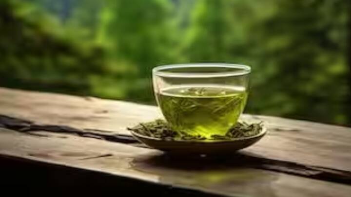 ঘুম থেকে উঠেই, খালি পেটে গ্রীন টি খাওয়াটা শরীরের জন্য ভাল নয়। আমাদের রোগ প্রতিরোধ ক্ষমতায় প্রভাব ফেলে।