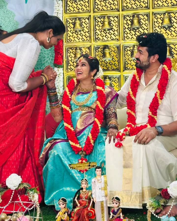 இதைத் தொடர்ந்து மகராசி சீரியல் மூலமாக ஒன்றாக நடித்து காதலித்து அவர்கள் இருவருக்கும் குடும்பத்தினர் திருமணம் செய்து வைத்தனர். திருமணத்தை தொடர்ந்து ஸ்ரீதிகா கர்ப்பமாக இருக்கும் மகிழ்ச்சி செய்தியை இருவரும் வெளியிட்டனர்.