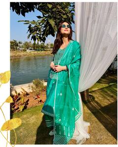 शादी की खबरों के बीच कभी ब्लैक गाउन, तो कभी साड़ी पहन इतराती दिखीं कृति सेनन, शेयर की दिलकश तस्वीरें