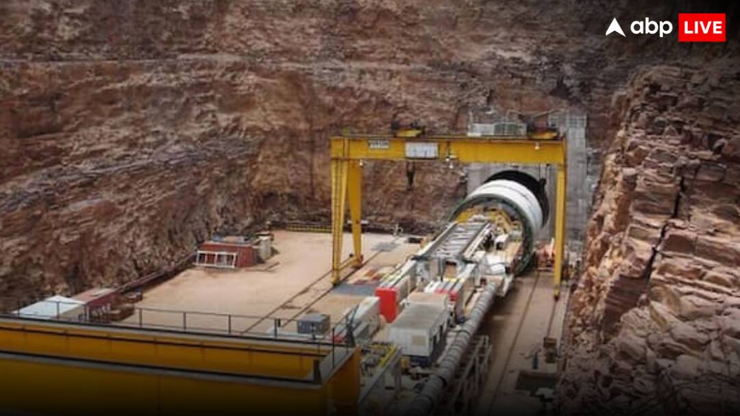 Telangana Tunnel: तेलंगाना में टनल का एक हिस्सा ढहा, 30 मजदूरों के फंसे होने की आशंका Telangana more than 25 people trapped after a portion of a tunnel collapsed located behind the Srisailam dam Telangana Tunnel: तेलंगाना में टनल का एक हिस्सा ढहा, 30 मजदूरों के फंसे होने की आशंका