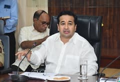 उद्धव ठाकरेंनी विरोधी पक्षनेतेपदासाठी आदित्य ठाकरेंचं नाव पुढं केलं, भास्कर जाधवांपुढं नाराजीशिवाय पर्याय नाही : नितेश राणे