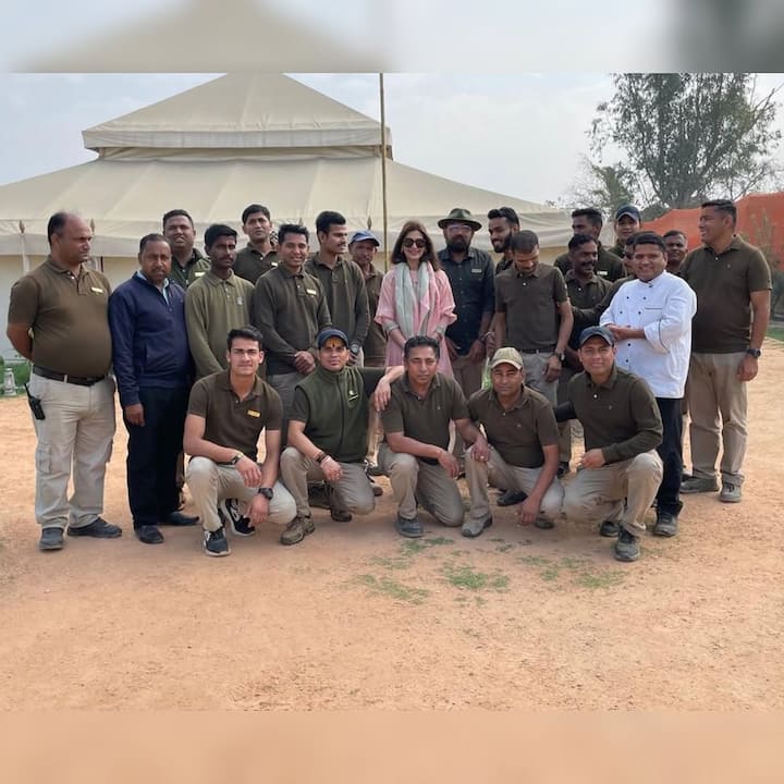 महाकुंभ में एक्ट्रेस ने काफी यादगार पल बिताए. इस दौरान वो पुलिसवालों के साथ फोटो भी क्लिक करवाती हुई नजर आई.