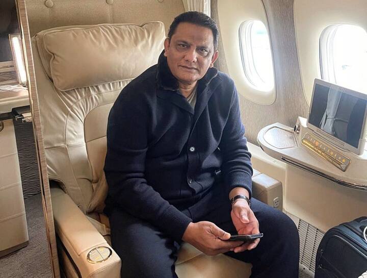 विराट कोहली ने पूर्व कप्तान मोहम्मद अजहरुद्दीन का रिकॉर्ड तोड़ा. अजहरुद्दीन के नाम 334 मैचों में 156 कैच हैं. इस लिस्ट में तीसरे नंबर पर सचिन तेंदुलकर (140) और चौथे नंबर पर राहुल द्रविड़ (124) हैं.