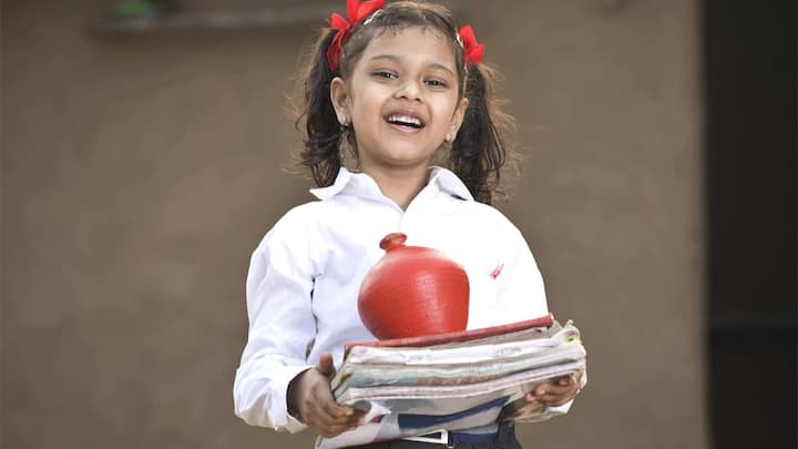 अक्सर मां-बाप को अपने बेटे-बेटियों की पढ़ाई की चिंता होती है. तो वहीं बेटियों के भविष्य की उन्हें ज्यादा चिंता होती है. उनकी शादी की भी चिंता होती है. कई माता-पिता इसके लिए पहले से ही फंड जमा करके रख लेते हैं.